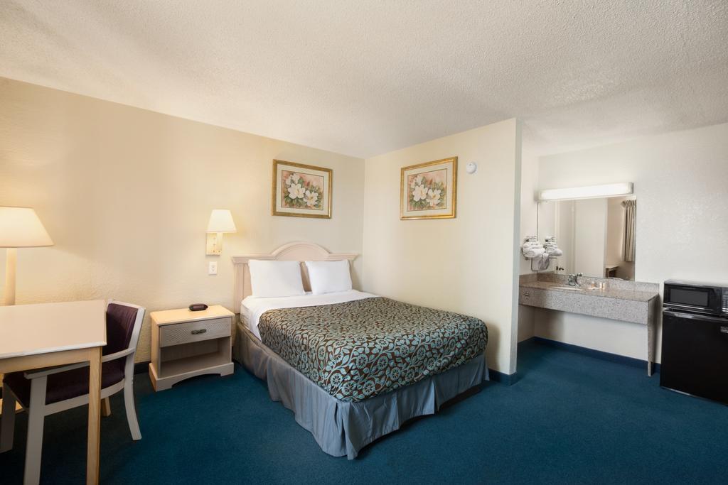 Days Inn Pensacola North Ferry Pass Buitenkant foto